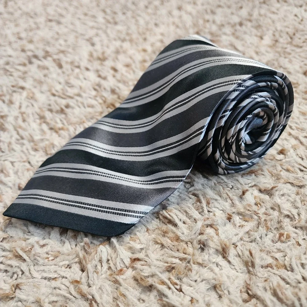 Donald J. Trump Signature Collection Black Gray Striped Men‎ Silk Neck Tie